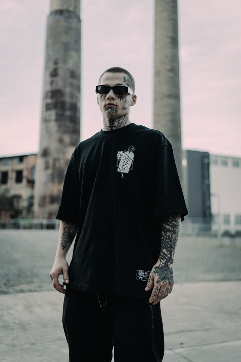 Black oversized t-shirt with HANNYA OVERSIZED TEE UNISEX print - Wolfpack Clothing