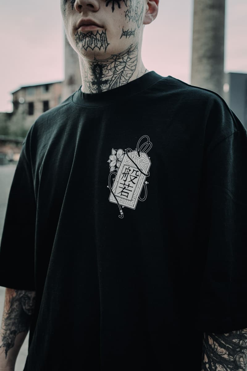 Black oversized t-shirt with HANNYA OVERSIZED TEE UNISEX print - Wolfpack Clothing