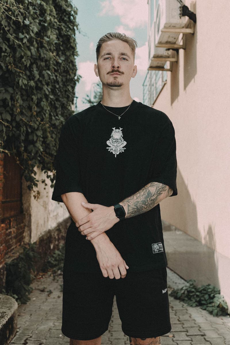 Black oversized t-shirt with KAERU OVERSIZED TEE UNISEX print - Wolfpack Clothing