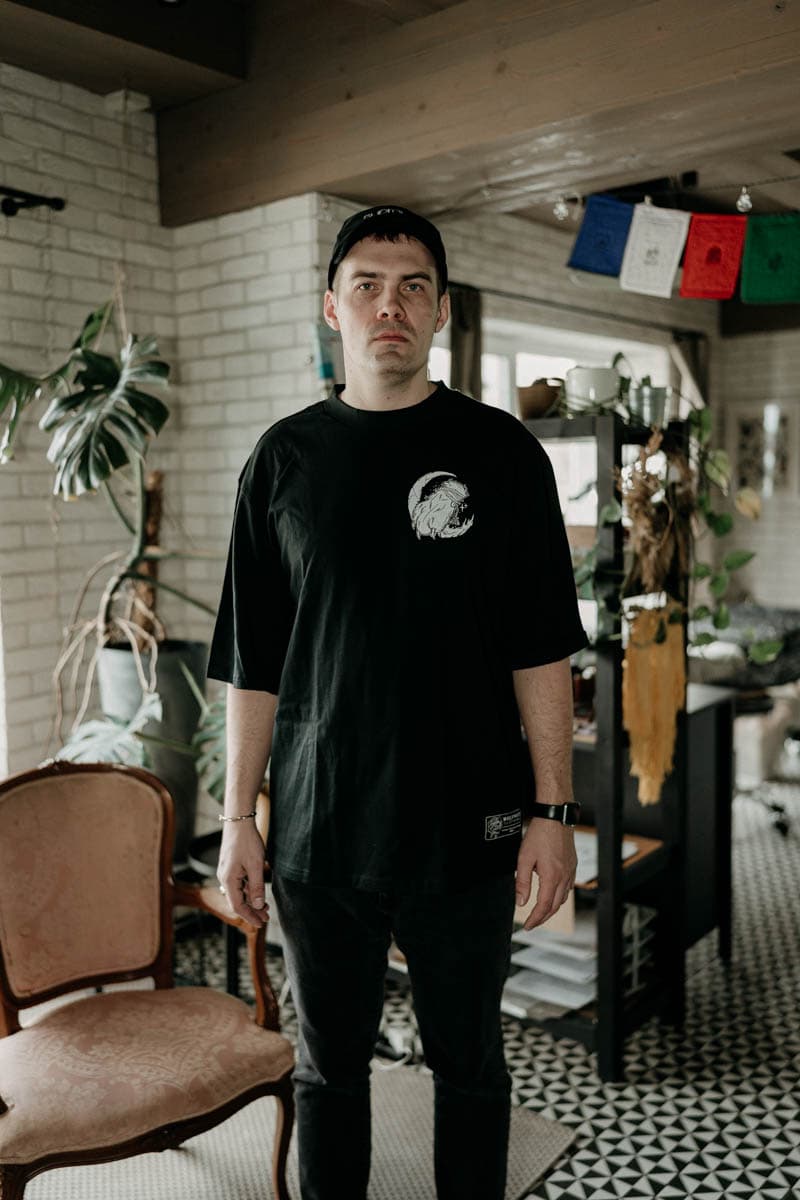 Black oversized t-shirt with INTO THE UNKNOWN OVERSIZED TEE UNISEX print - Wolfpack Clothing