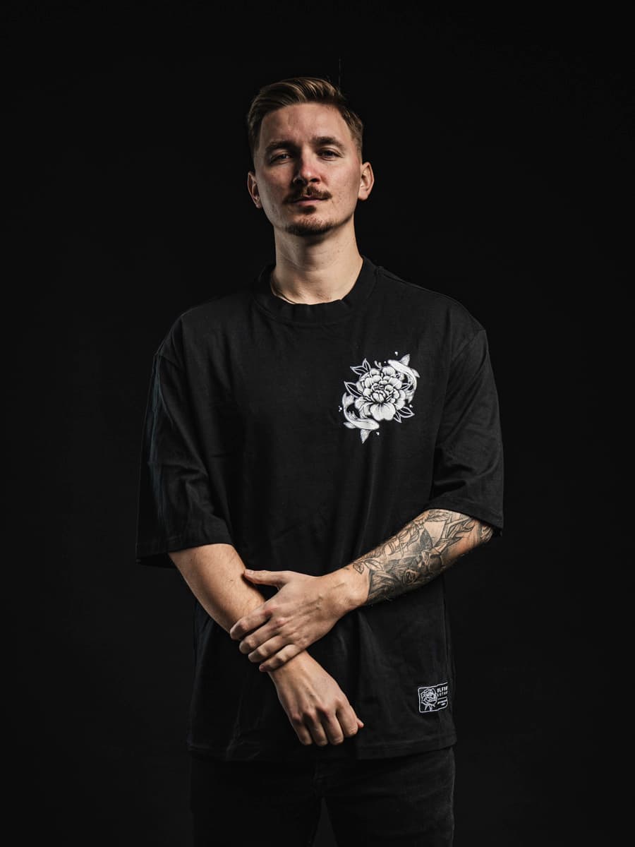 Black oversized t-shirt with NISHIKIGOI OVERSIZED TEE UNISEX print - Wolfpack Clothing