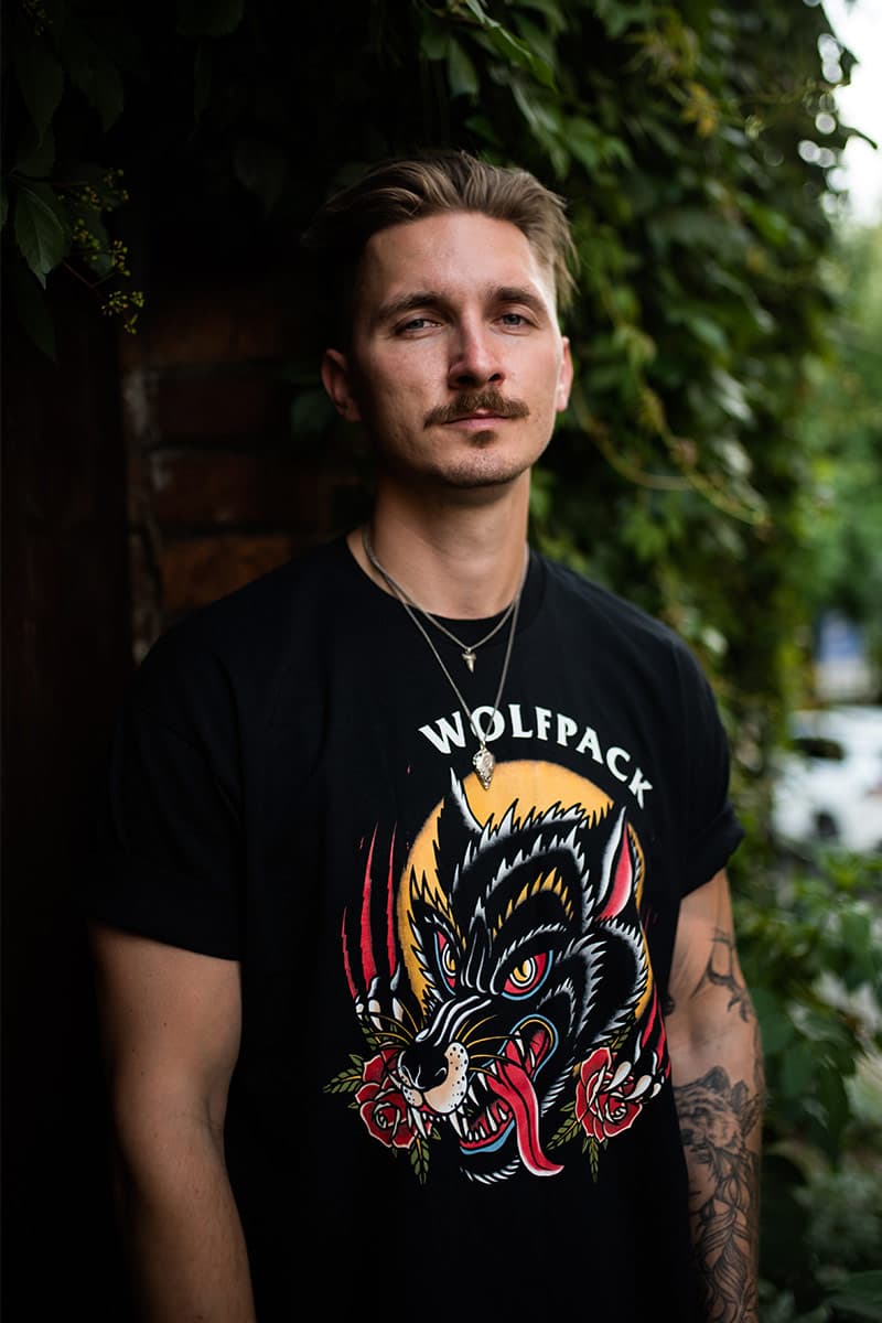 Black t-shirt with TRADITIONAL WOLF TEE UNISEX print - Wolfpack Clothing